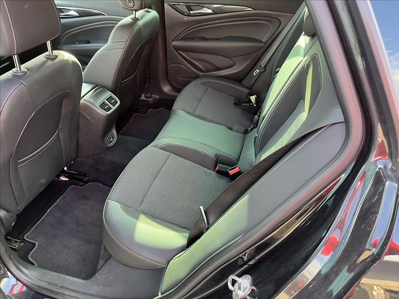Opel Insignia 1,6 CDTi 100kW SPORTS TOURER - fotka 13 z 43