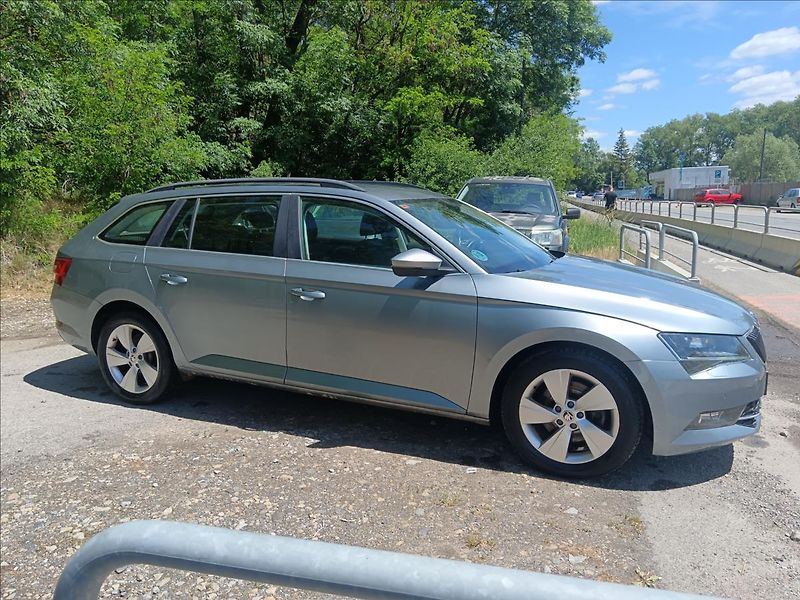 Škoda Superb 2,0 TDi  Ambition - fotka 14 z 23