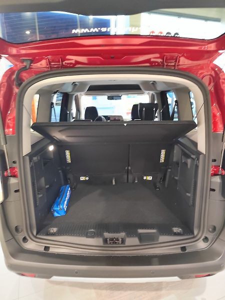 Ford Tourneo Courier (2025) 1,0 EcoBoost 92 kW/125 koní, 7 - fotka 14 z 21
