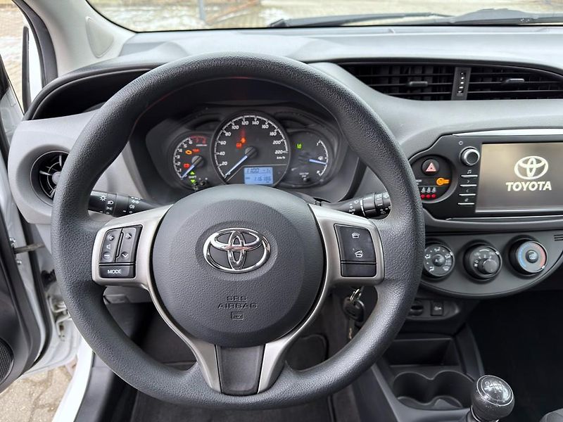 Toyota Yaris 1.5i 82 kW navi. serviska - fotka 15 z 21