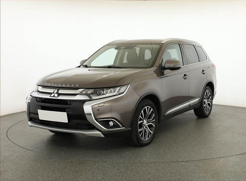 Mitsubishi Outlander (2017) 2.2 DI-D, 4X4, Automat - fotka 2 z 21