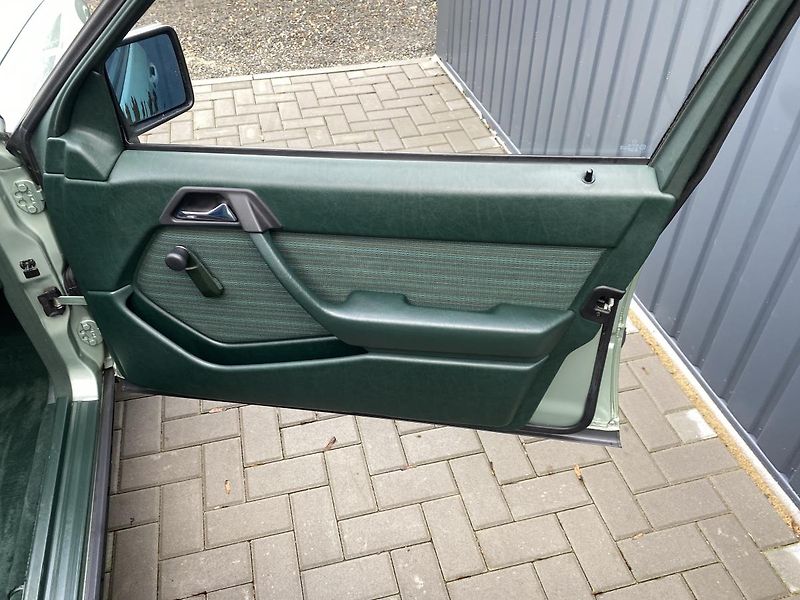 Mercedes-Benz 124 2.0i - 1xMaj - 40 000km - TOP - fotka 36 z 54