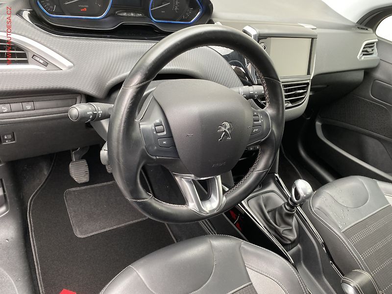 Peugeot 2008 (2019) 1.2 PT, Allure, kůže, navi - fotka 12 z 15