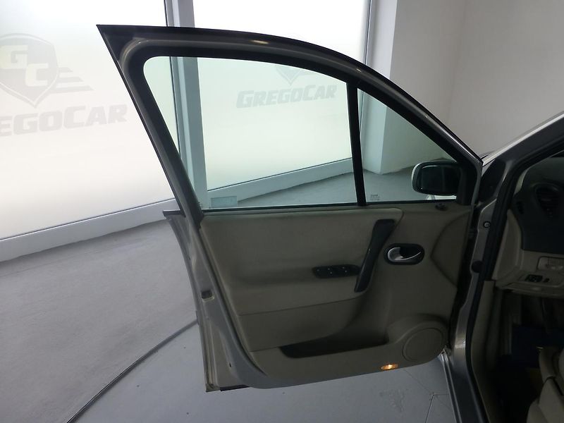 Renault Scénic (2006) 1,6 16V*STŘEŠNÍ NOSIČE**KLIMA* - fotka 10 z 26