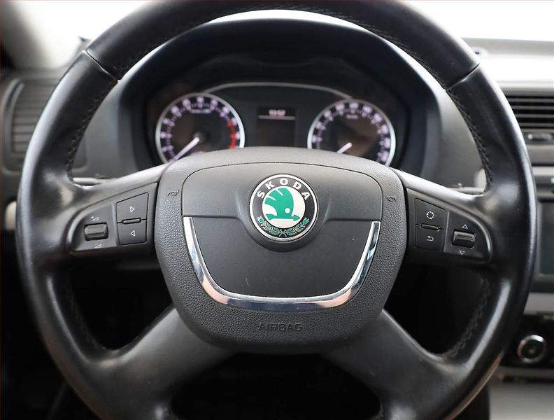 Škoda Octavia (2010) 1.6 TDI, Xenony, Tempomat - fotka 8 z 17