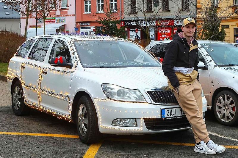 Auta svítící jako vánoční stromečky projela jižním Plzeňskem pro dobrou věc.