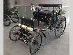 Motorizovaný kočár značky Arnold Benz.