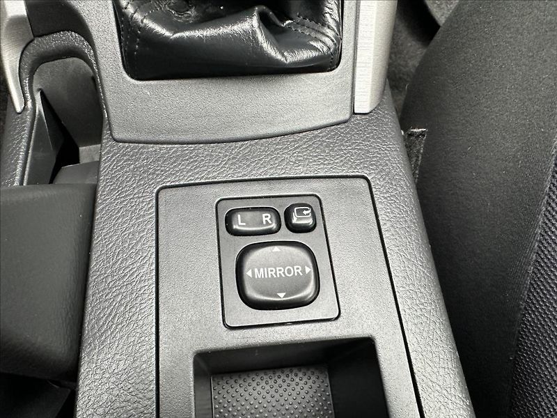 Toyota RAV4 2,2 D-4D BEZ KOROZE PO SERVISE - fotka 18 z 21
