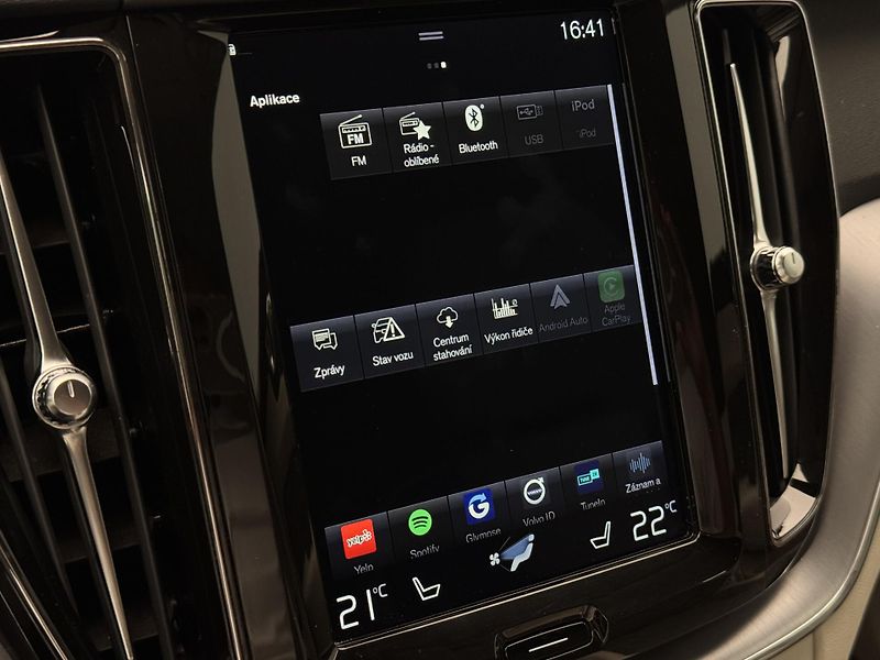Volvo XC60 B4 AWD MOMENTUM PRO REZERVACE - fotka 32 z 43