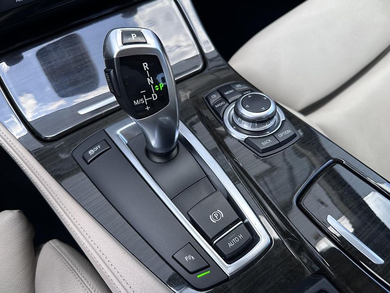 BMW Řada 5 530d Head-Up, Hi-Fi - fotka 19 z 21