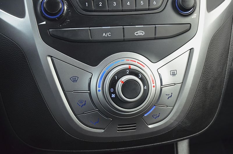 Hyundai ix20 (2013) 1.4i 66kW / ČR / 1.MAJITEL - fotka 27 z 30