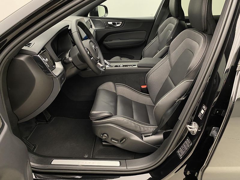 Volvo XC60 B5 AWD BLACK EDITION AUT CZ - fotka 3 z 60