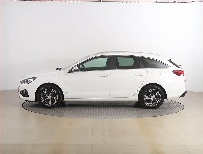 Hyundai i30 (2021) Family 1.6 CRDi, Serv.kniha - fotka 3 z 18