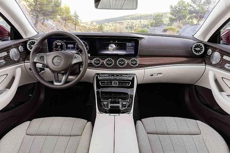 Mercedes-Benz třídy E Coupé.