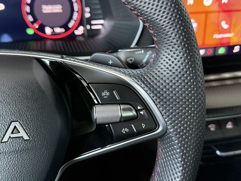 Škoda Octavia Combi DSG 2,0 TSi 195 kW RS - fotka 16 z 26