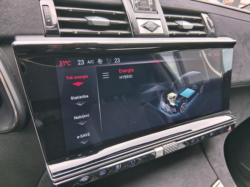 DS Automobiles DS7 Crossback PERF. LINE + E-TENSE 360k 4x4 - fotka 14 z 40