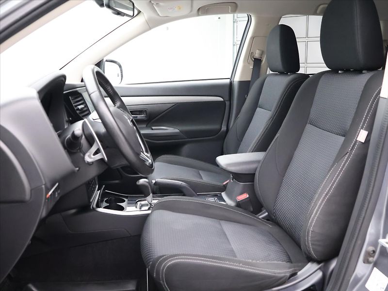 Mitsubishi Outlander 2,0 MIVEC 110kW Intense 4WD - fotka 10 z 34