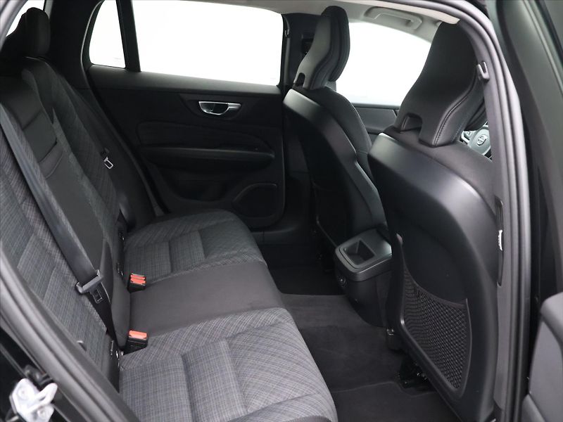 Volvo V60 2,0 B4 AWD Cross Country DPH - fotka 14 z 36