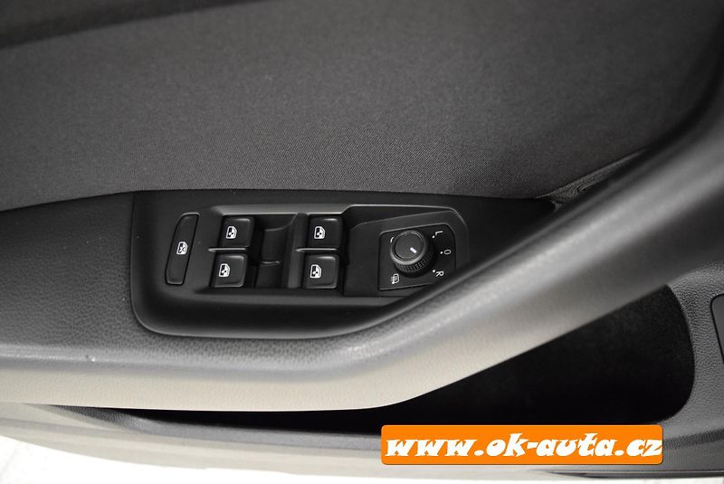 Volkswagen Passat 2.0 TDI BREAK LIFE DSG 2023 - fotka 42 z 52