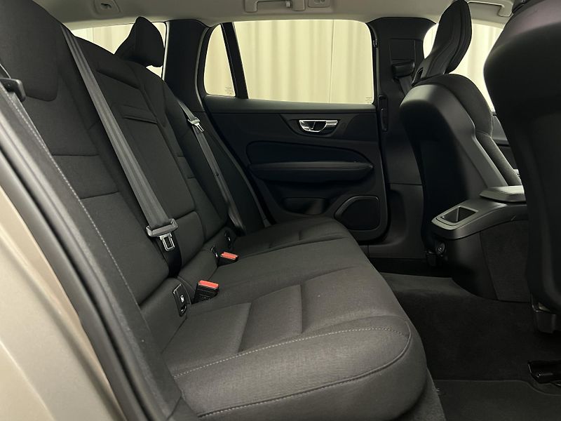 Volvo V60 D3 MOMENTUM PRO AUT - fotka 21 z 41