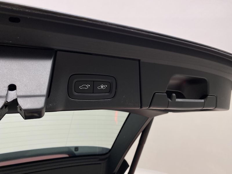 Volvo V90 D4 MOMENTUM AUT - fotka 33 z 48