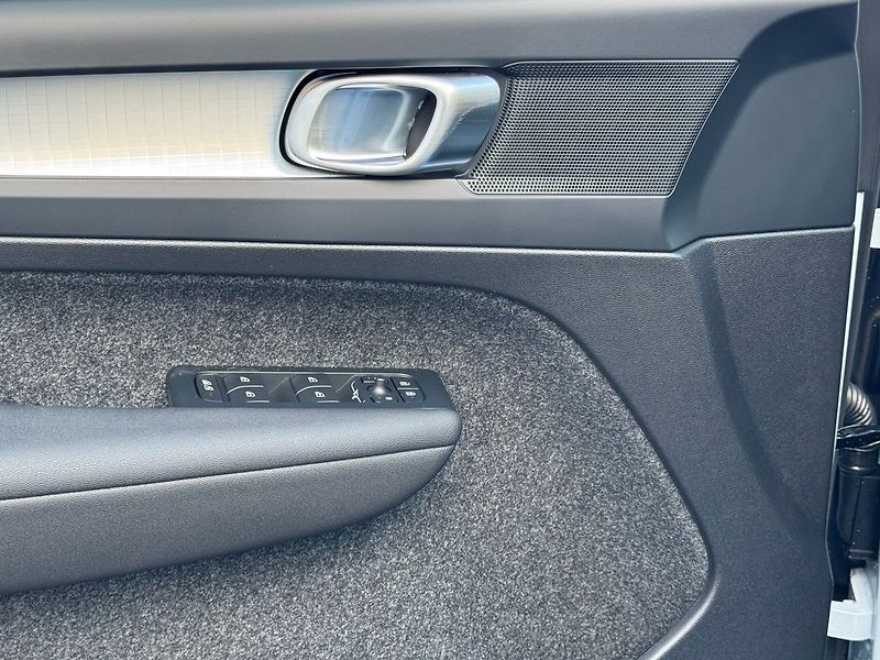 Volvo XC40 (2026) CORE B3, 360°, FULL LED - fotka 8 z 19