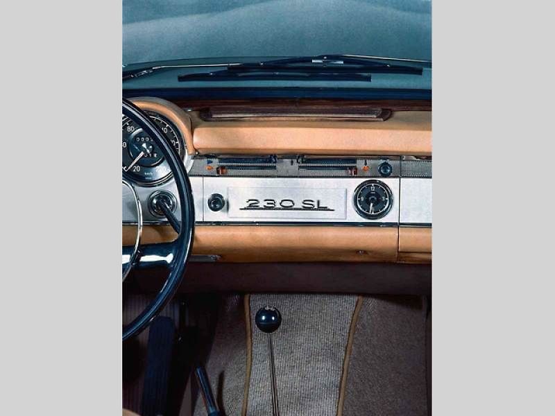 Dvoumístný kabriolet Mercedes 230 SL má přezdívku Pagoda. Vyráběl se v letech 1963 až 1971.