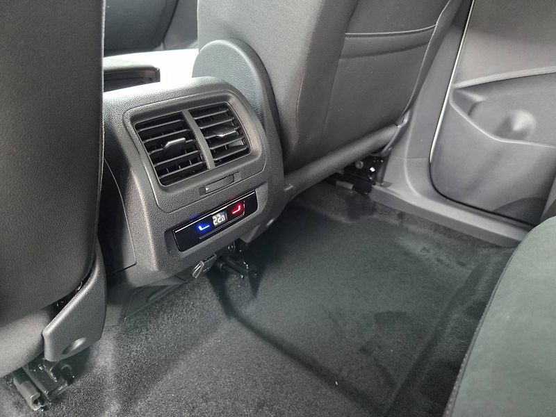 Volkswagen Touran (2026) 1.5 TSI DSG7 R-Line 7 míst - fotka 39 z 50