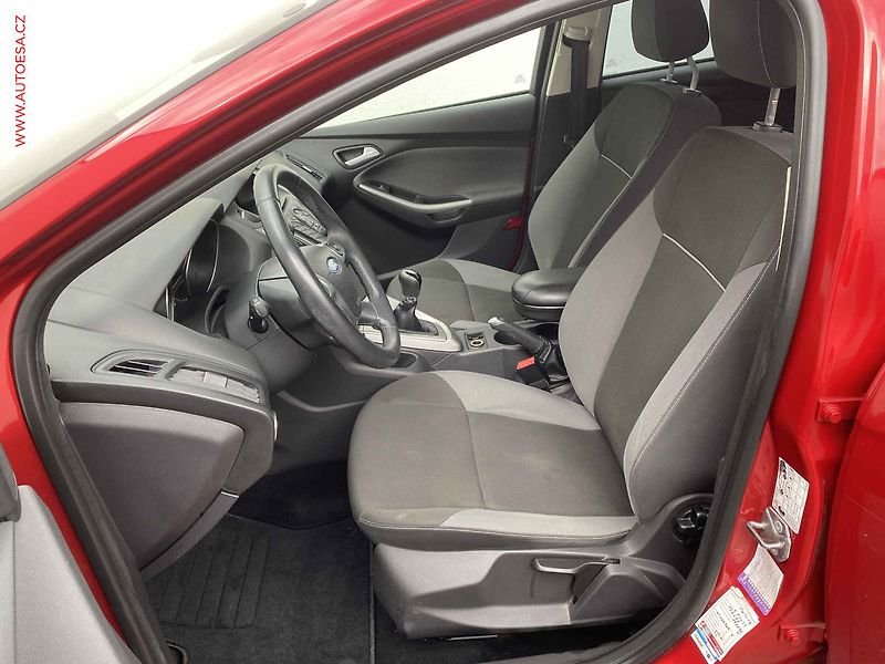 Ford Focus (2011) 1.6i16V, ČR, AC, park.asist - fotka 9 z 17