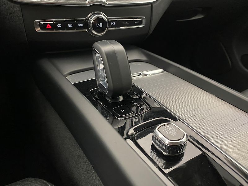 Volvo XC60 B5 AWD CORE AUT CZ - fotka 26 z 54