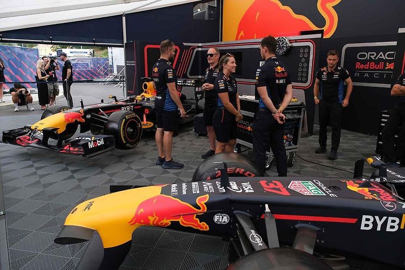 Monopost Red Bull RB7 v akci v Praze