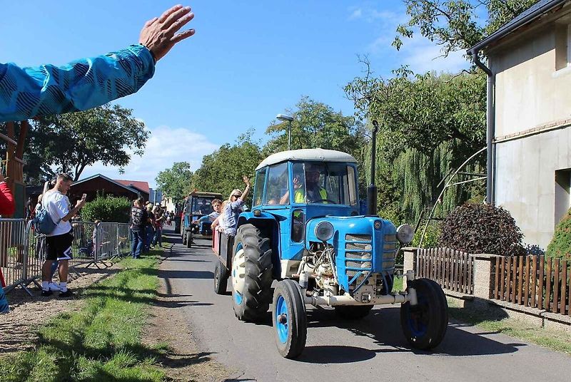 iž podvanácté se sjeli do obce Sušany na Chomutovsku majitelé traktorů k tradičnímu setkání.