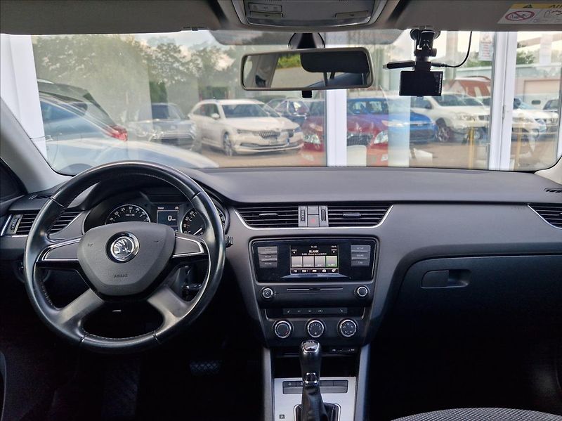 Škoda Octavia 1,6 TDI VÝHŘEV NEZ.TOPE XENONY - fotka 18 z 34