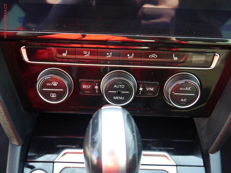 Volkswagen Passat (2018) 2.0TDi, AT, navi, masáž - fotka 14 z 19