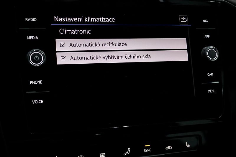 Volkswagen Passat 2.0 TSI 140 kW DSG Elegance - fotka 40 z 47
