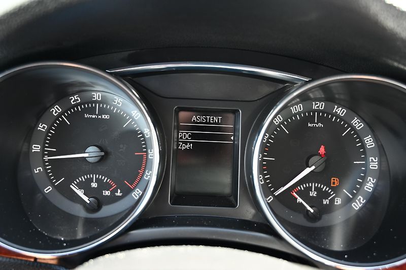 Škoda Superb 2.0TDI 125KW DSG Rezervace - fotka 20 z 56