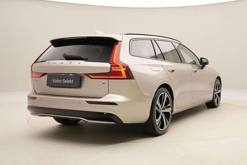 Volvo V60 T6 AWD RECHARGE DARK PLUS CZ - fotka 12 z 49
