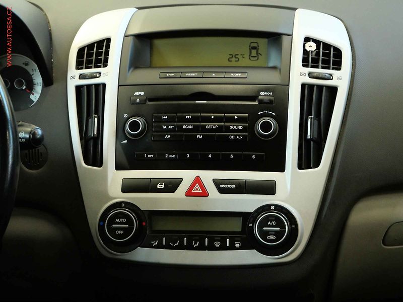 Toyota Auris (2010) 1.6VVTI, ČR, autoAC - fotka 13 z 19