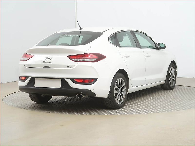 Hyundai i30 (2018) 1.0 T-GDI, Tempomat - fotka 5 z 17