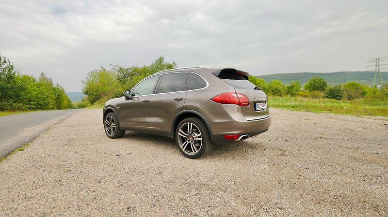 Porsche Cayenne (2011) - fotka 2 z 25