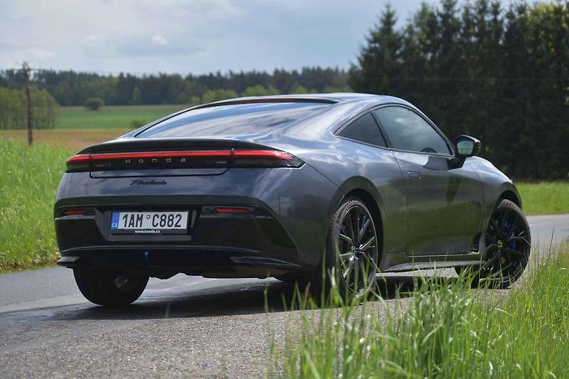 Na volných zatáčkovitých silnicích je Honda Prelude jako doma.