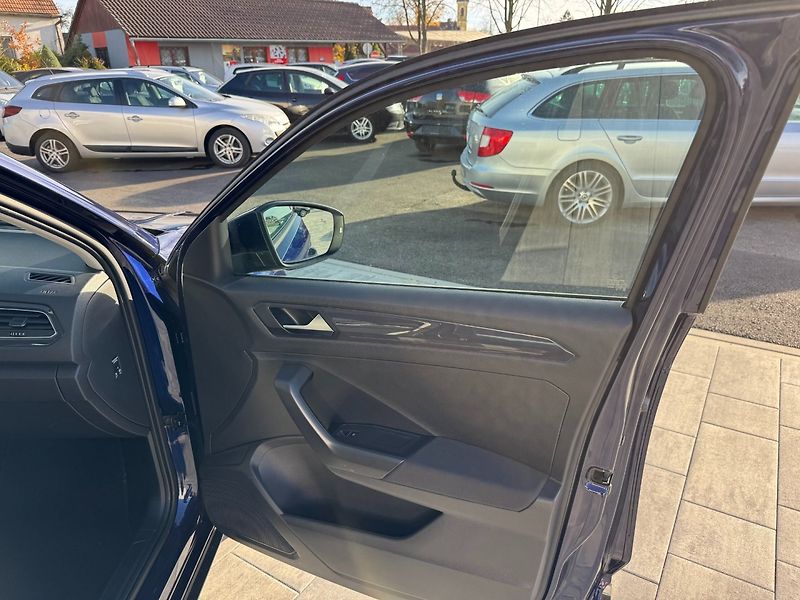 Volkswagen T-Roc (2019) SPORT 1.5 TSI DSG - fotka 29 z 40