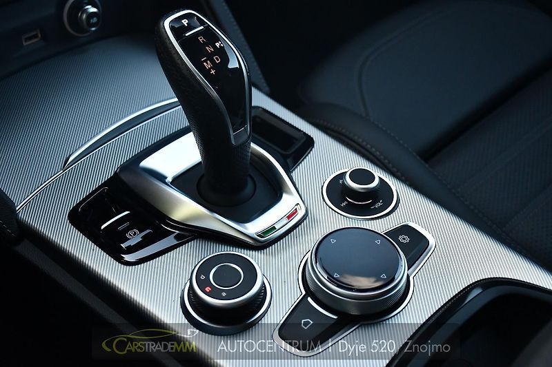 Alfa Romeo Stelvio 2.2D 154kW VELOCE AT8 Q4 - fotka 33 z 51
