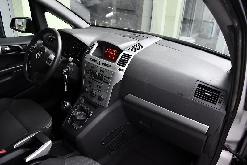 Opel Zafira 1.8i VYHŘ. SEDAČKY TAŽNÉ 7MÍST - fotka 16 z 28