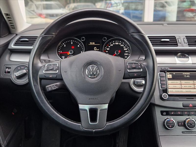 Volkswagen Passat 2,0 TDi 103kW KAMERA NAVI +ZIM - fotka 21 z 34