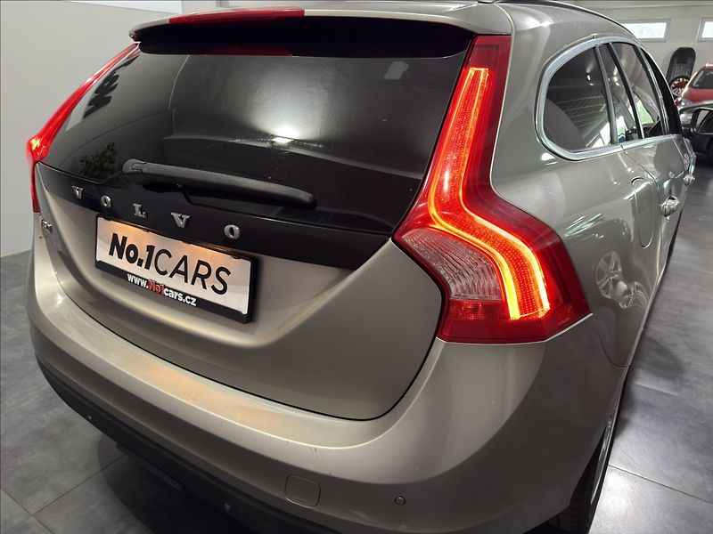 Volvo V60 2,0   T5 177KW SUMMUM XENON - fotka 28 z 38