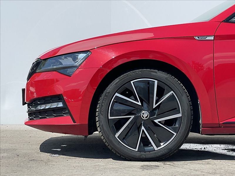 Škoda Superb 2,0 TDI Combi Sportline DCC - fotka 20 z 24