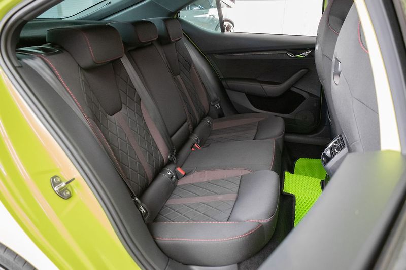 Škoda Octavia RS 2.0 TSI 225kW 2xKOLA*DPH*ČR - fotka 12 z 44