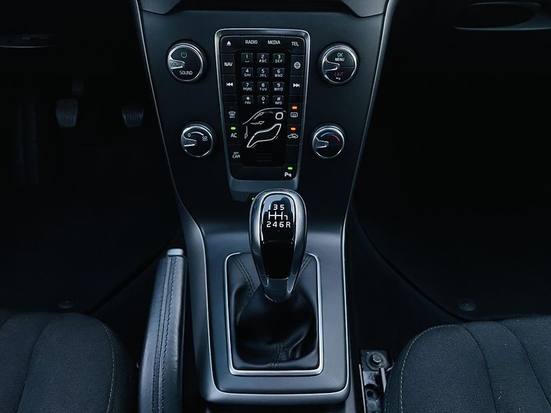 Volvo V40 2.0i MANUÁL 1.MAJITEL SENZORY - fotka 33 z 41