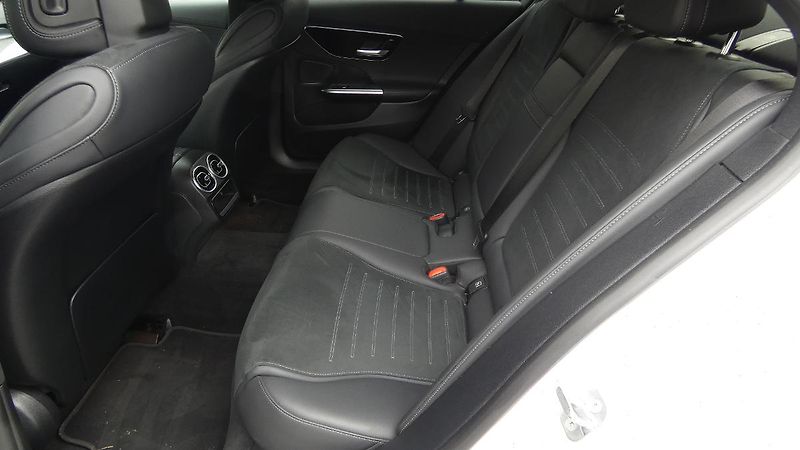 Mercedes-Benz Třídy C Sedan 300 4MATIC - fotka 17 z 23